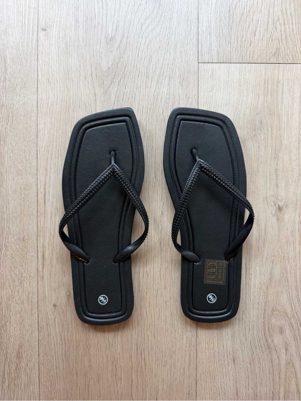 NWT Black Square-Toe Thing Sandal Flip Flops - Size 6-6.5